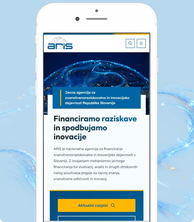 Prikaz prenovljene spletne strani ARIS na mobilnem telefonu z uvodno predstavitvijo agencije, poudarkom na financiranju raziskav in inovacij ter gumbom za aktualne razpise.