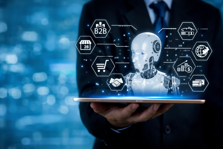 Poslovnež drži tablico, nad katero je holografski AI agent, obdan z ikonami B2B e-trgovine, kot so nakupovalni voziček, rokovanje, skladišče in globalna dobava.