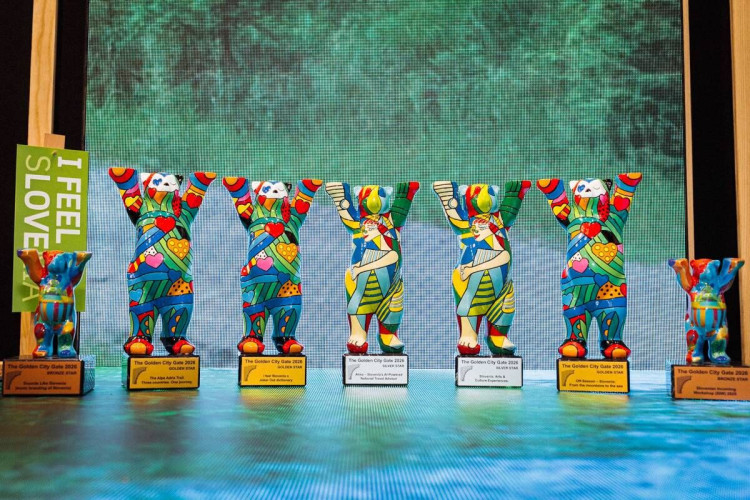 Barviti kipci nagrad The Golden City Gate na sejmu ITB Berlin, kjer je projekt Alma – slovenska AI turistična svetovalka – prejel priznanje Silver Star.