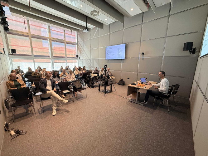 Presentation at the Digital Marketing Academy 2026, with participants attending a session on AI, tourism and digital content.