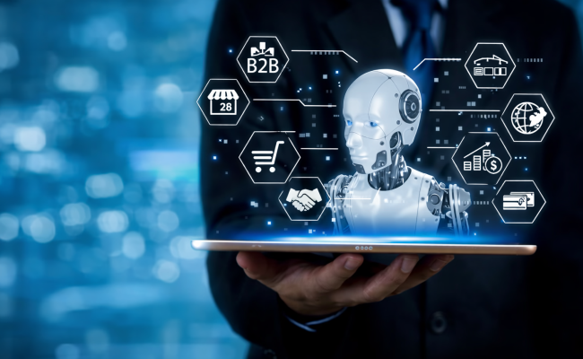 Poslovnež drži tablico, nad katero je holografski AI agent, obdan z ikonami B2B e-trgovine, kot so nakupovalni voziček, rokovanje, skladišče in globalna dobava.