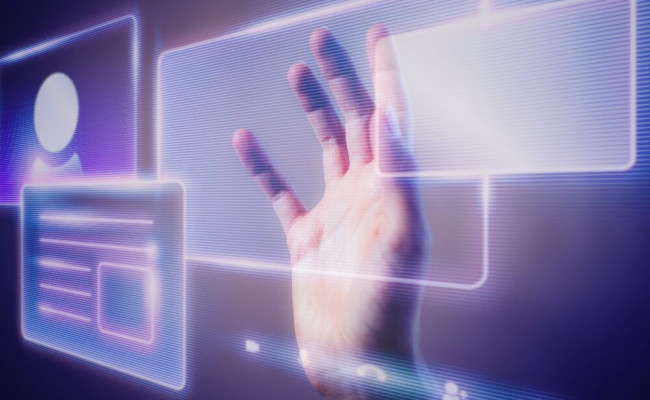 Roka pred digitalnim vmesnikom s prosojnimi UI elementi, ki ponazarja digitalno transformacijo in uporabo novih tehnologij.