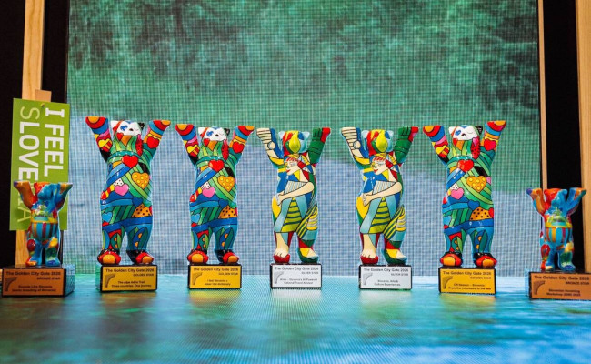 Barviti kipci nagrad The Golden City Gate na sejmu ITB Berlin, kjer je projekt Alma – slovenska AI turistična svetovalka – prejel priznanje Silver Star.