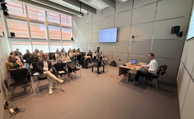 Presentation at the Digital Marketing Academy 2026, with participants attending a session on AI, tourism and digital content.