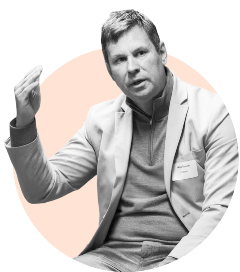 Senior consultant v podjetju Creatim. Slika je črno-bela, v ozadju pa oranžen krog.