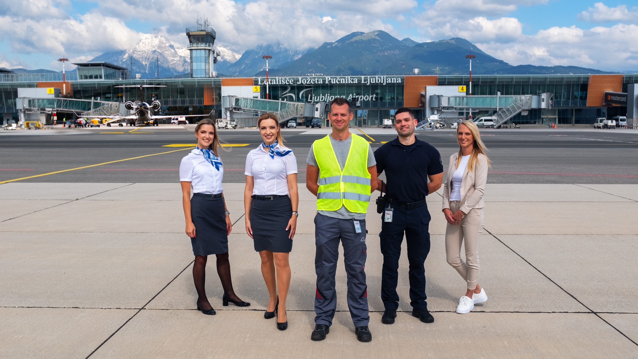Zaposleni podjetja Fraport Slovenija pred terminalom Letališča Jožeta Pučnika Ljubljana.